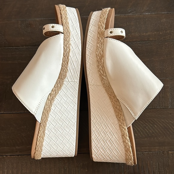 Baretraps white Toe strap wedge sandal - Picture 2 of 4
